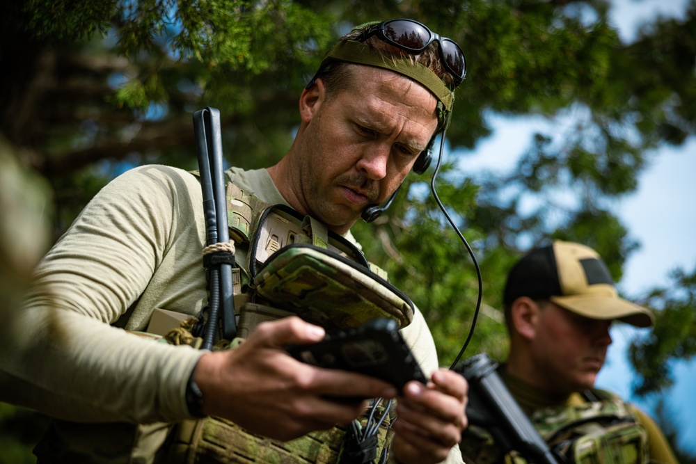 4th Reconnaissance Battalion conducts a patrol during a Mountain Exercise 4-23