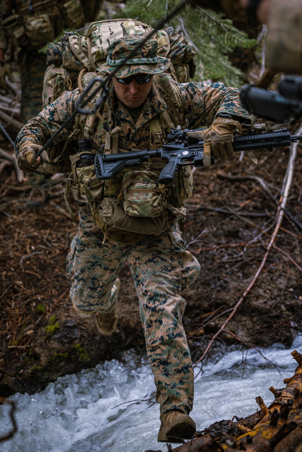 4th Reconnaissance Battalion conducts a patrol during a Mountain Exercise 4-23