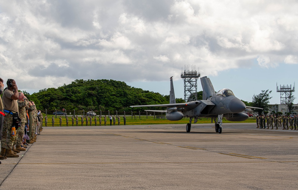 18th Wing commander marks his departure with a final flight