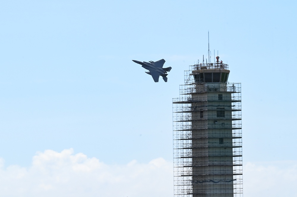 18th Wing commander marks his departure with a final flight