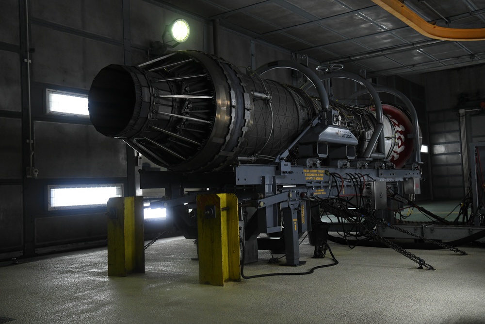 Test cell Airmen ready engines for launch