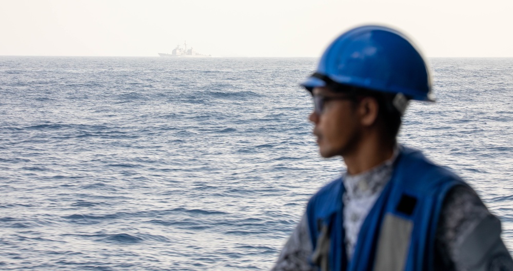 Philippine Navy Sailor observes UNREP aboard USS Robert Smalls (CG 62)