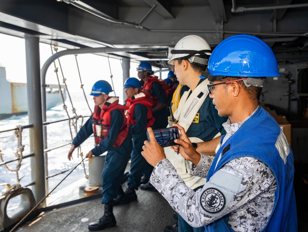 Philippine Navy sailor Observes line handlers aboard USS Robert Smalls (CG 62)