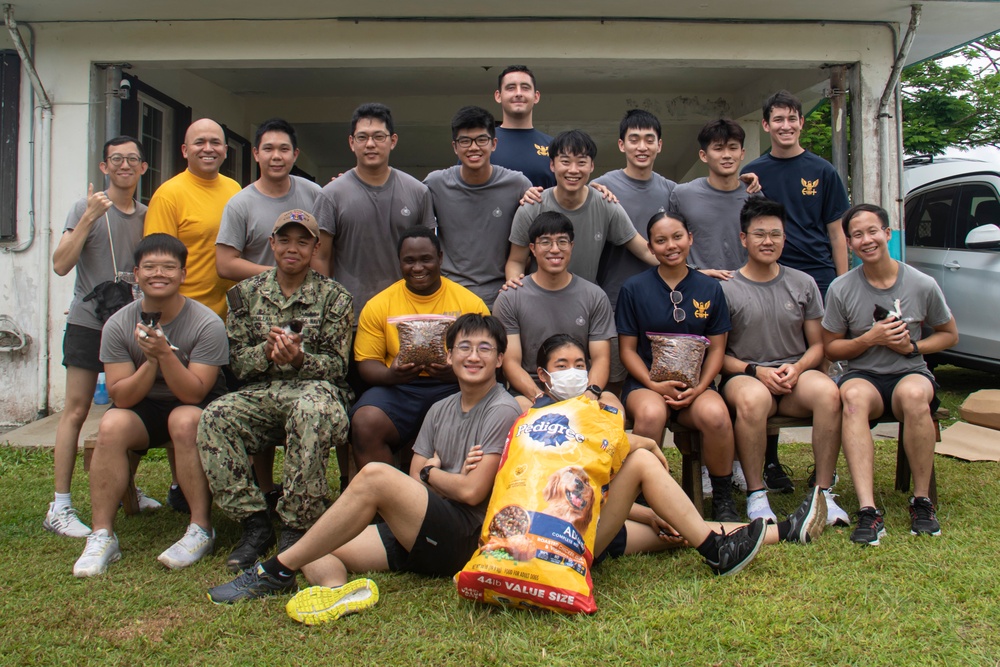 Sailors Volunteer for Guam Animals in Need