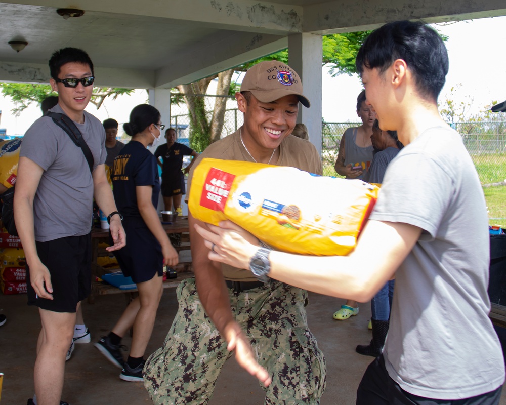 Sailors Volunteer for Guam Animals in Need