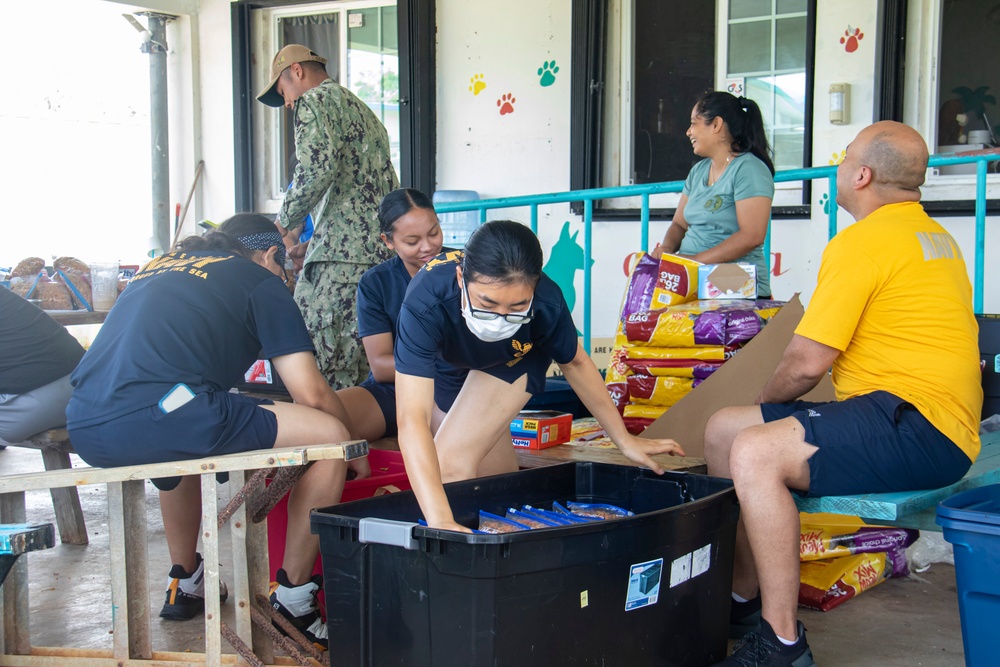 Sailors Volunteer for Guam Animals in Need