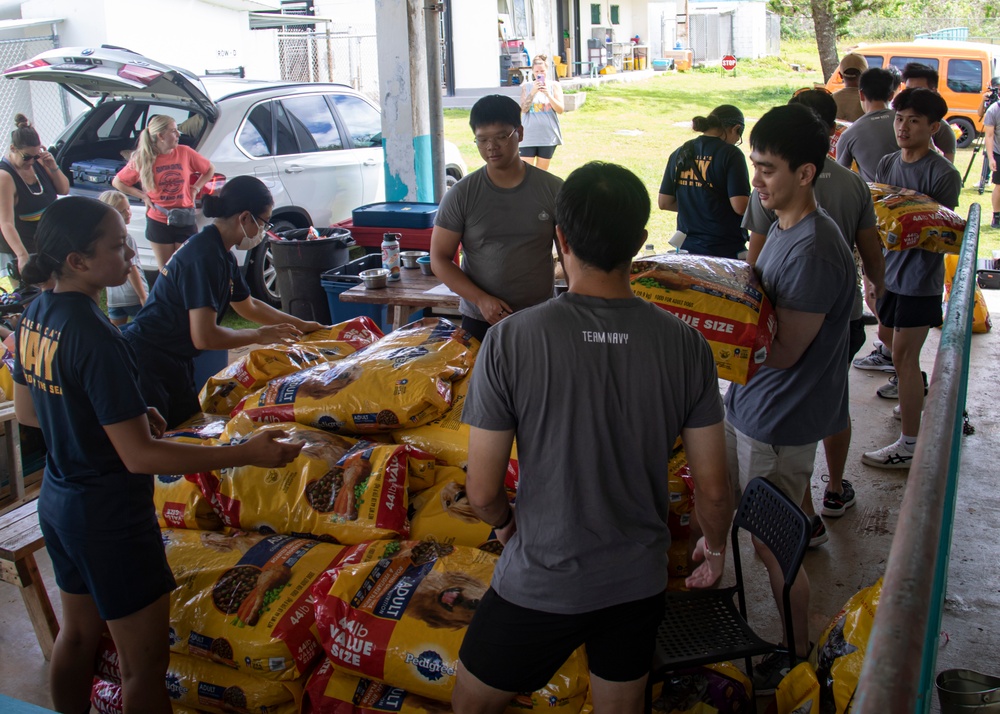 Sailors Volunteer for Guam Animals in Need