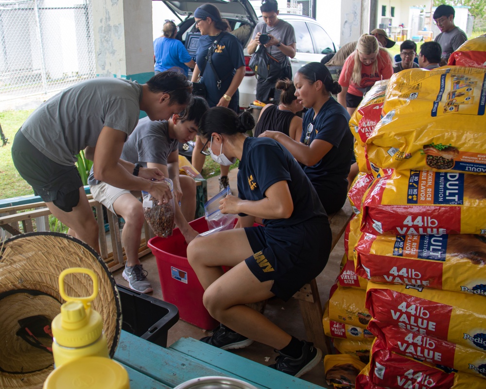 Sailors Volunteer for Guam Animals in Need