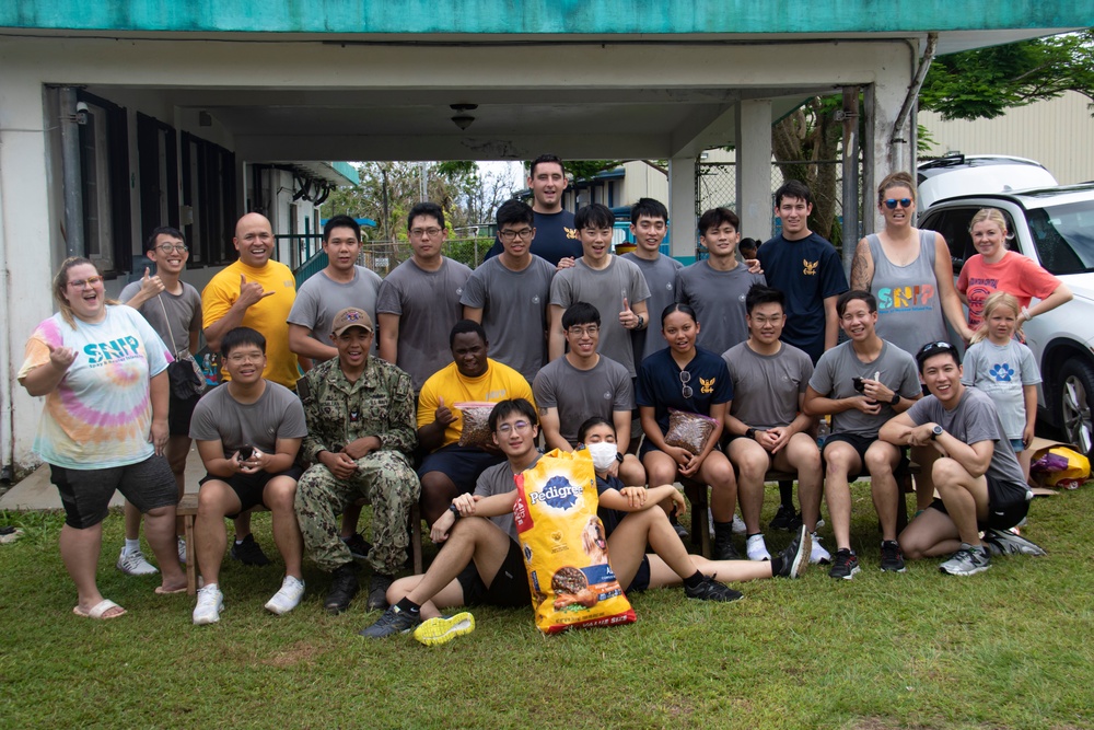 Sailors Volunteer for Guam Animals in Need