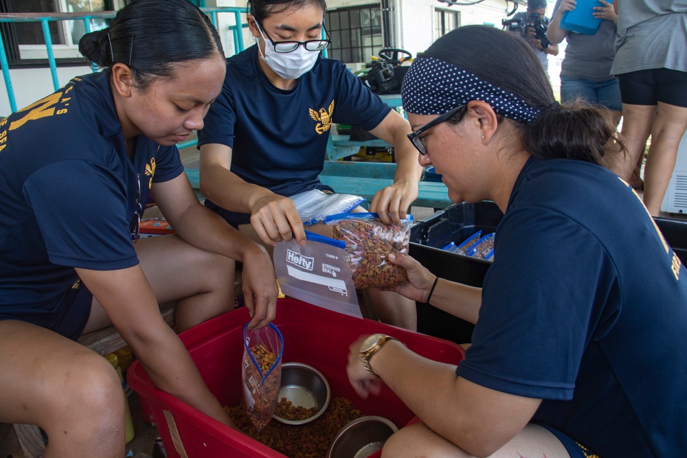 Sailors Volunteer for Guam Animals in Need