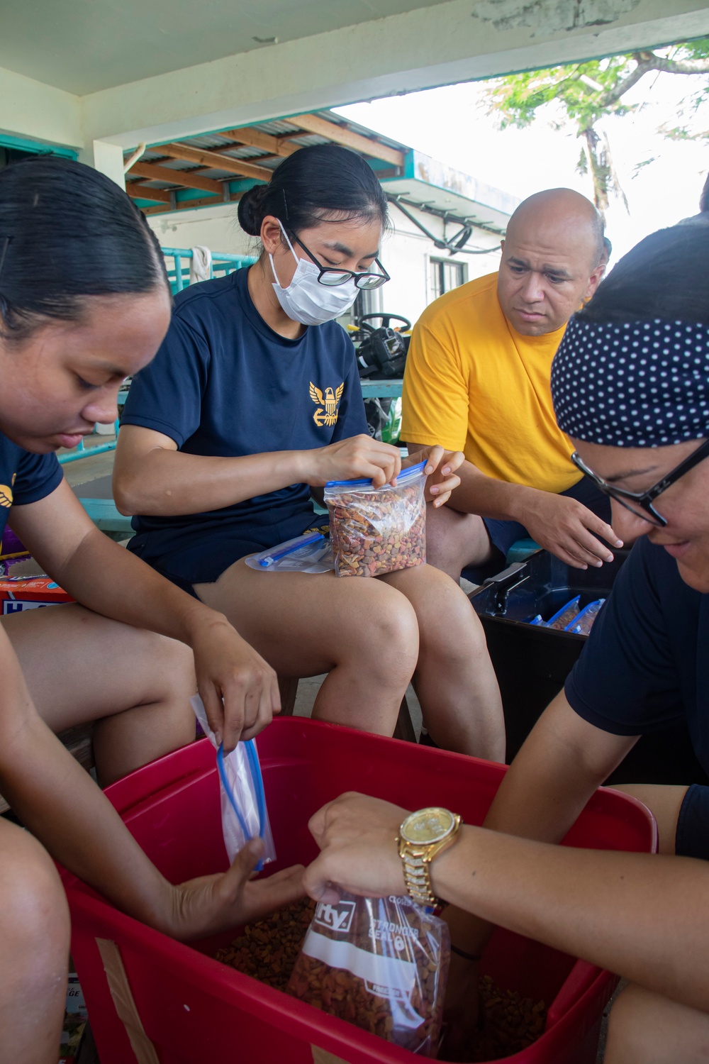 Sailors Volunteer for Guam Animals in Need