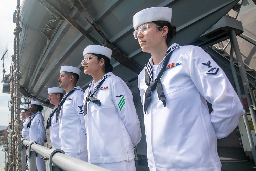 USS Antietam (CG 54) Departs Da Nang, Vietnam