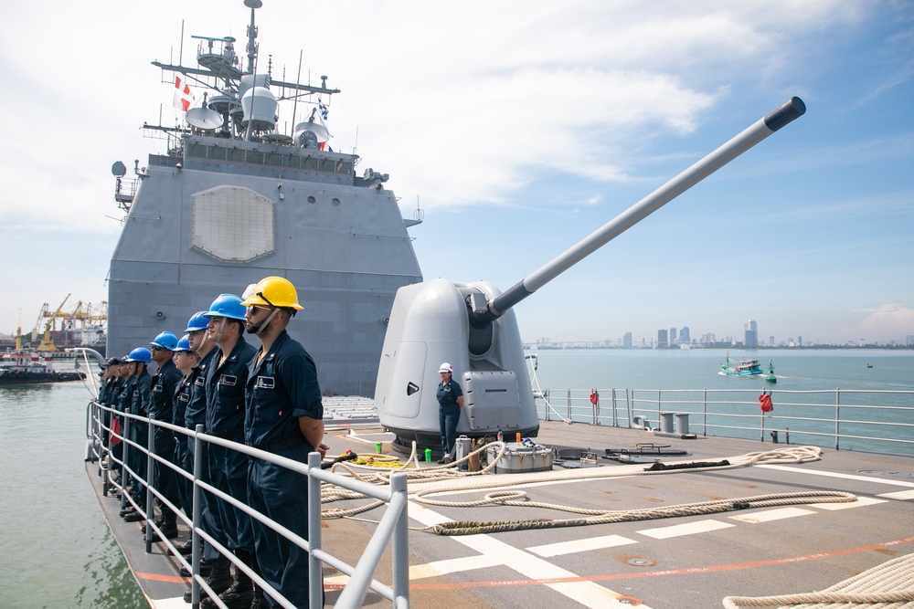 USS Antietam (CG 54) Departs Da Nang, Vietnam