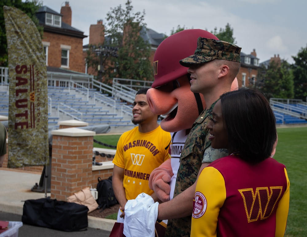 DVIDS - Images - The Washington Commanders visit Marine Barracks Washington  [Image 5 of 7]