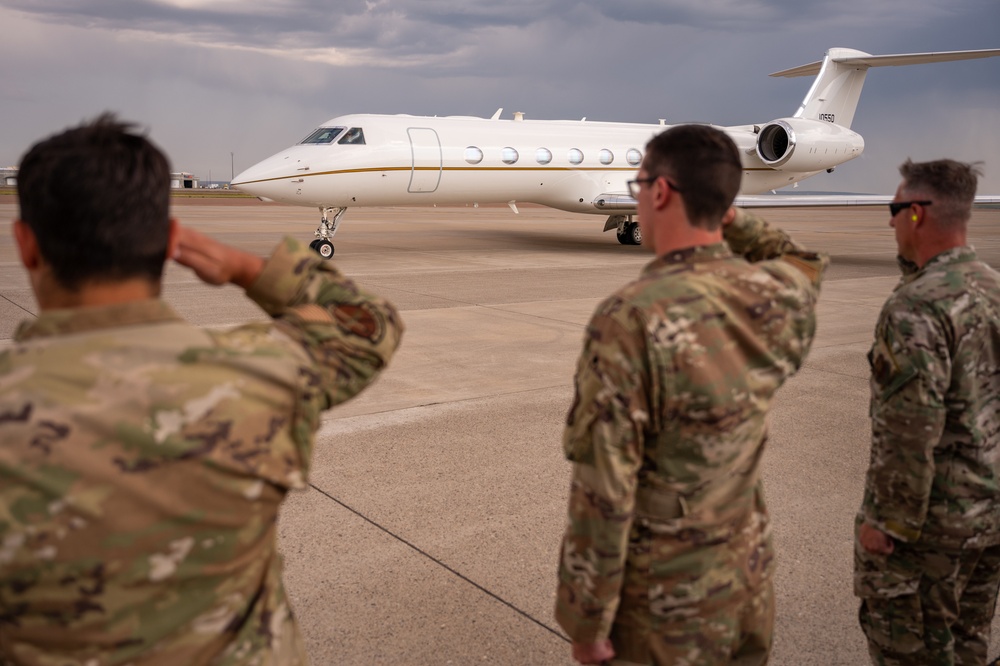 Gen. Cotton presents 40th Helicopter Squadron with 2022 Omaha Award