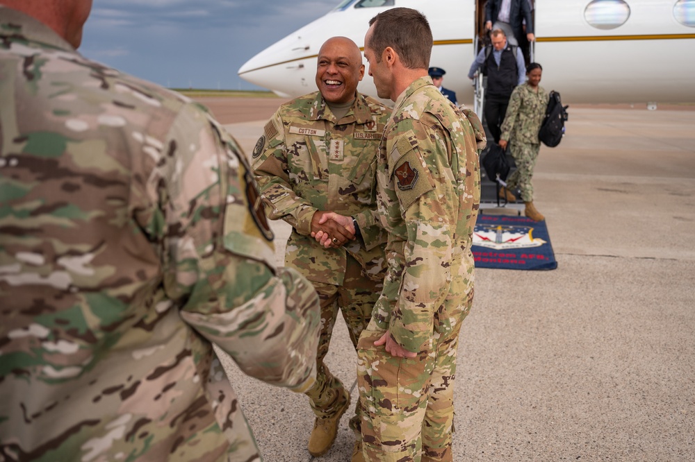 Gen. Cotton presents 40th Helicopter Squadron with 2022 Omaha Award