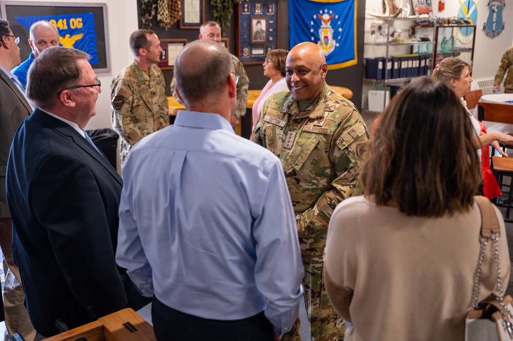 Gen. Cotton presents 40th Helicopter Squadron with 2022 Omaha Award