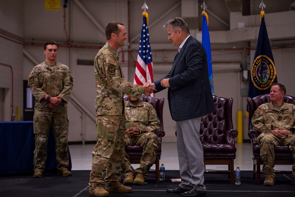 Gen. Cotton presents 40th Helicopter Squadron with 2022 Omaha Award