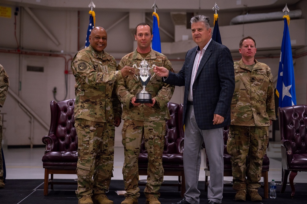 Gen. Cotton presents 40th Helicopter Squadron with 2022 Omaha Award