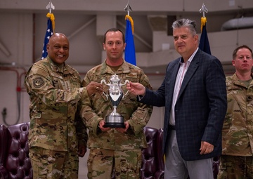 Gen. Cotton presents 40th Helicopter Squadron with 2022 Omaha Award