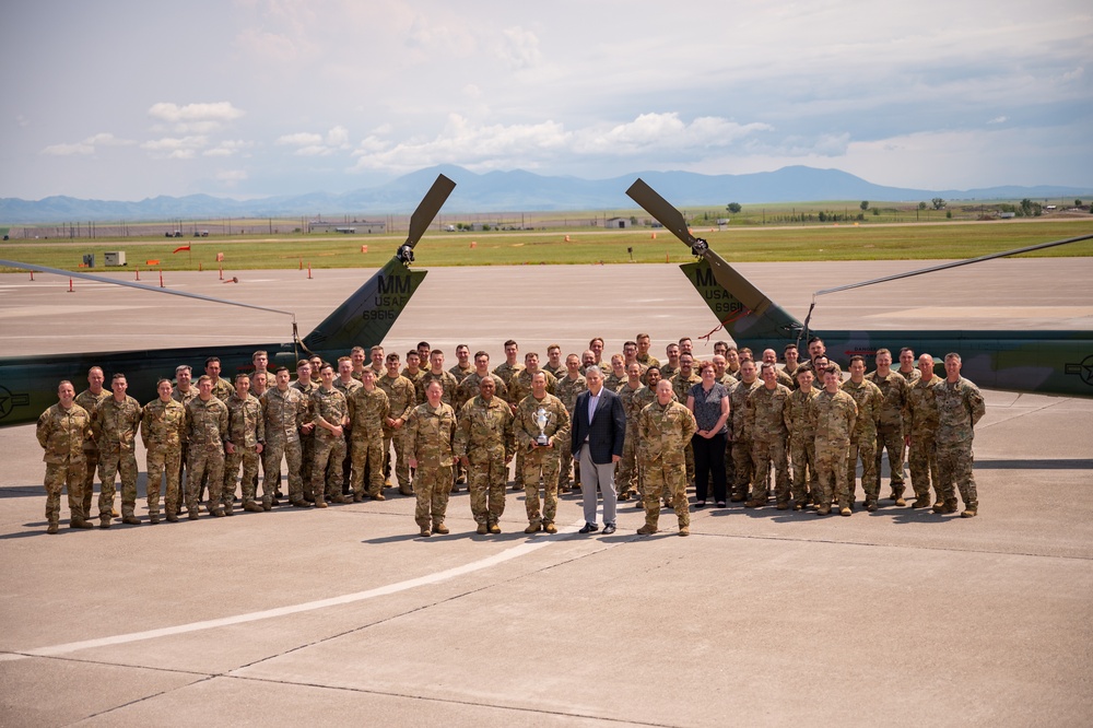 Gen. Cotton presents 40th Helicopter Squadron with 2022 Omaha Award