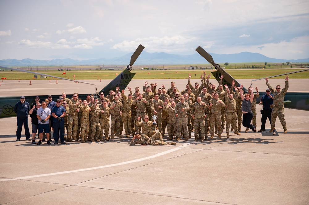 Gen. Cotton presents 40th Helicopter Squadron with 2022 Omaha Award