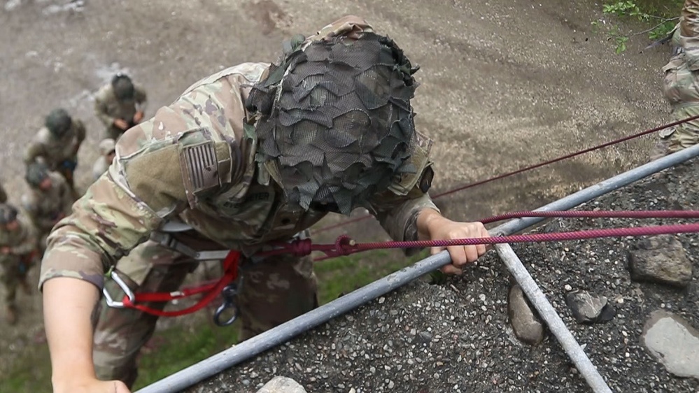 TF Mountain Soldiers are taught how to repel by Romanian Forces