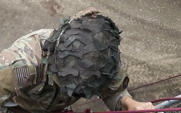 TF Mountain Soldiers are taught how to repel by Romanian Forces