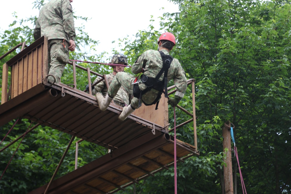 TF Mountain Soldiers are taught how to repel by Romanian Forces