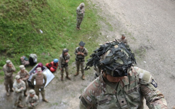 TF Mountain Soldiers are taught how to repel by Romanian Forces