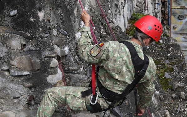 TF Mountain Soldiers are taught how to repel by Romanian Forces