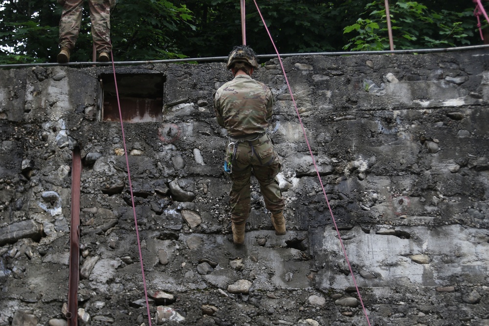 TF Mountain Soldiers are taught how to repel by Romanian Forces