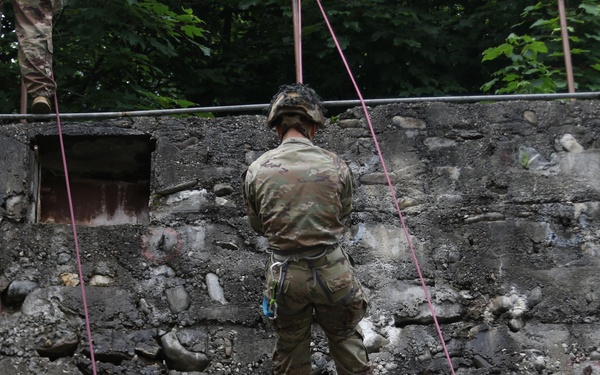 TF Mountain Soldiers are taught how to repel by Romanian Forces