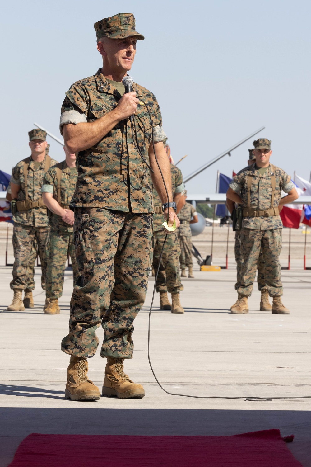 MAG-13 conducts a change of command