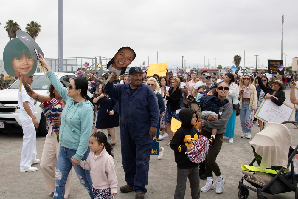 Family Members Wait to Greet USS Decaturs Returning from Deployment