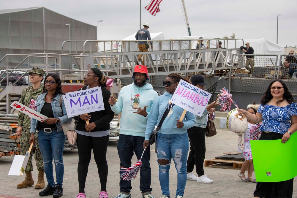 Family Members Wait to Greet USS Decaturs Returning from Deployment