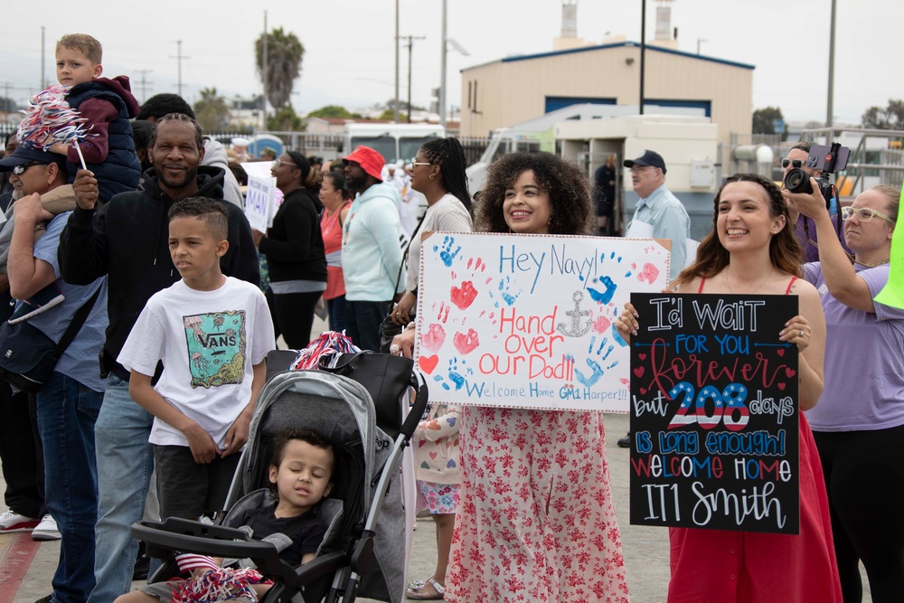 Family Members Welcome Home Returning USS Decatur Sailors