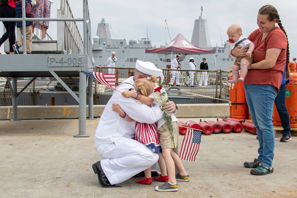 USS Decatur Sailors Greet Family After Returning from Deployment