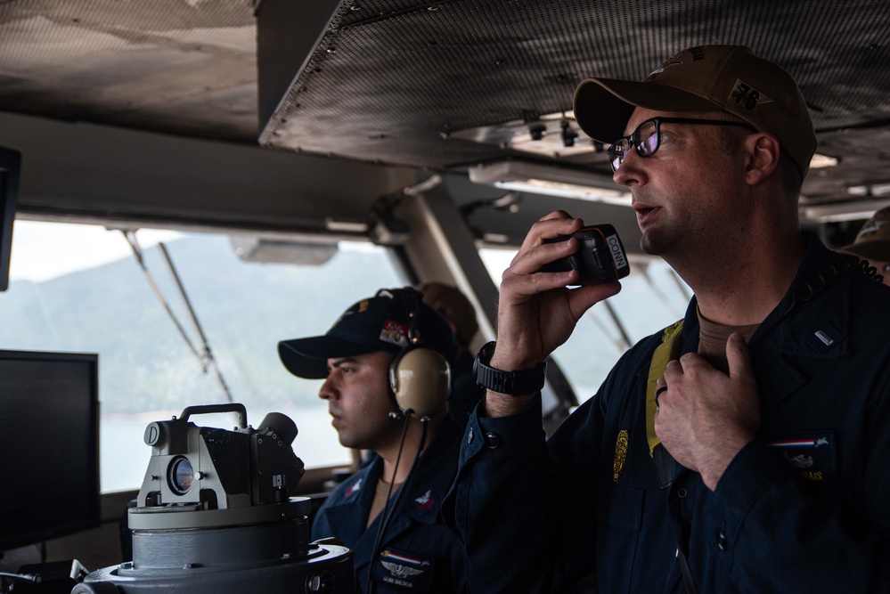 USS Ronald Reagan (CVN 76) departs Da Nang, Vietnam