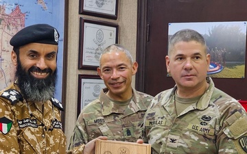Hellfighters Present Gift to Kuwait Partners