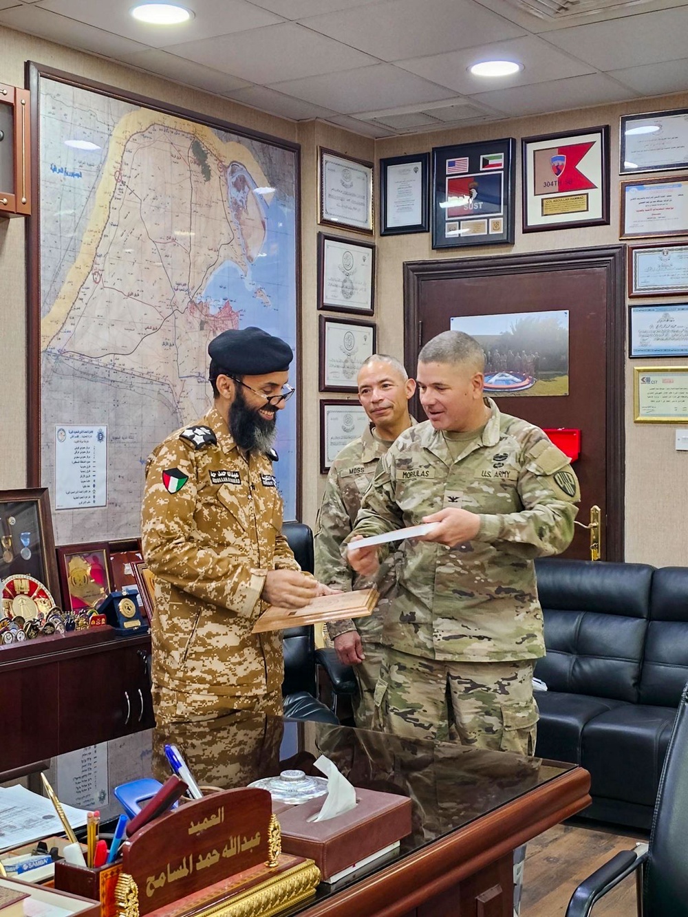 Hellfighters Present Gift to Kuwait Partners