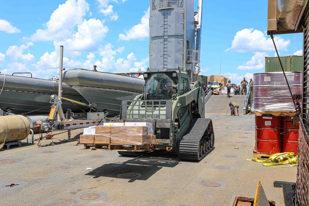 USS Carter Hall on loads 26th MEU for deployment