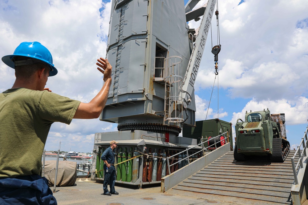 USS Carter Hall on loads 26th MEU for deployment