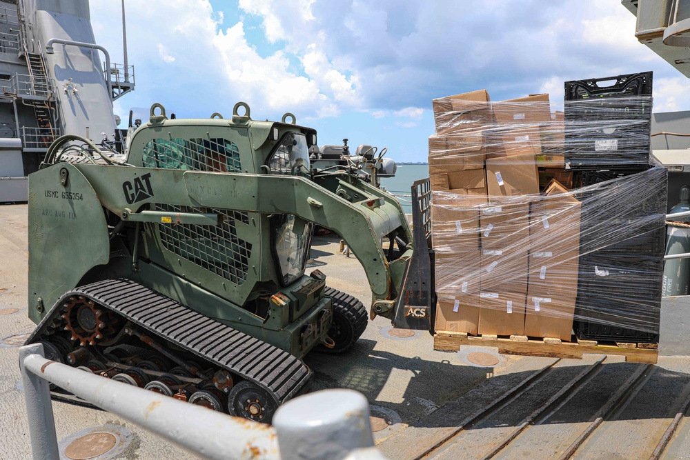 USS Carter Hall on loads 26th MEU for deployment