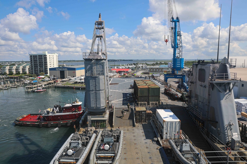 USS Carter Hall on loads 26th MEU for deployment