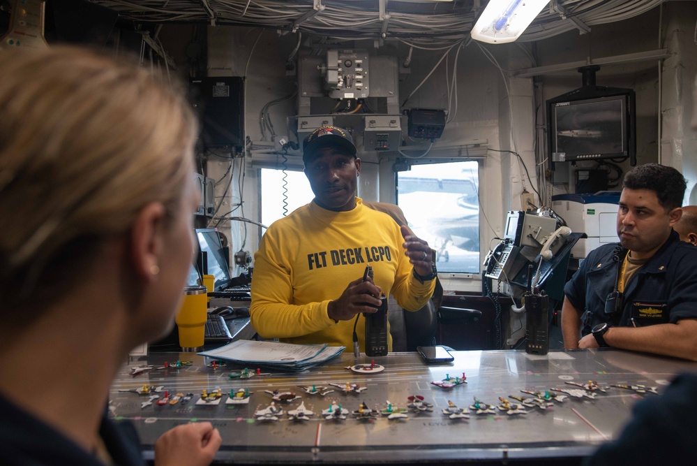 USS Ronald Reagan (CVN 76) hosts midshipmen