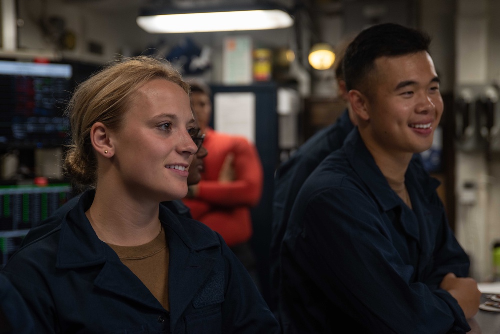 USS Ronald Reagan (CVN 76) hosts midshipmen