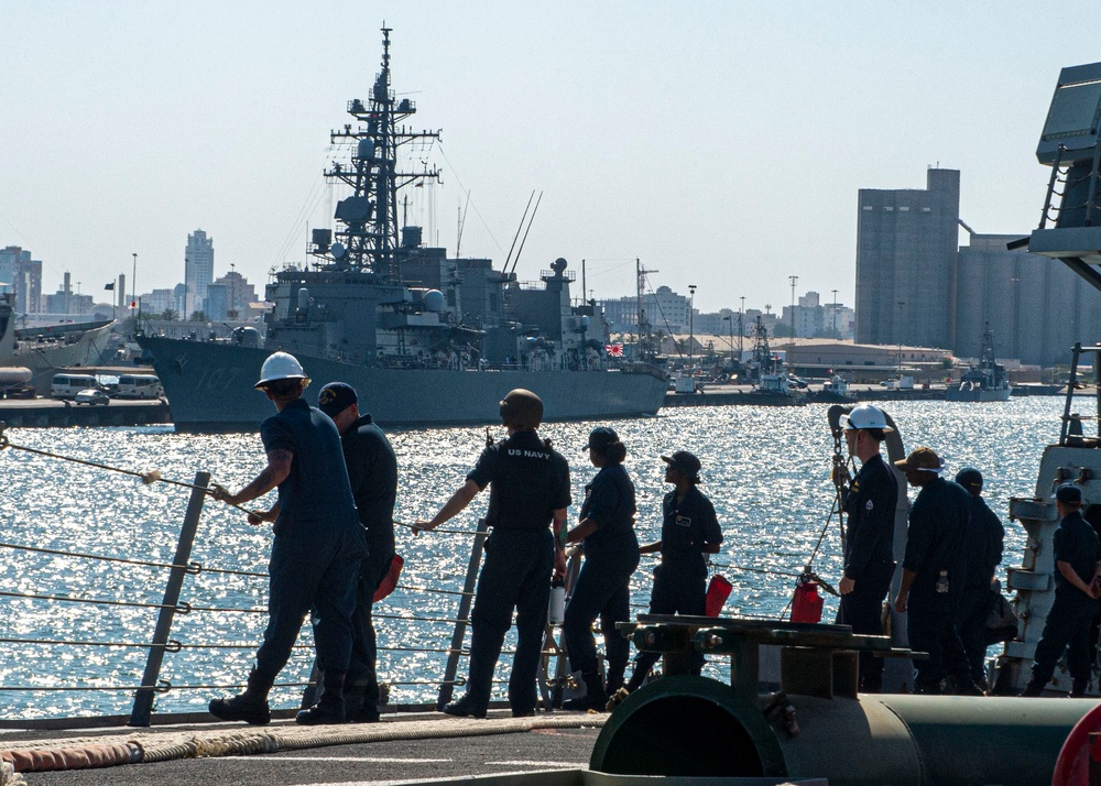 USS Paul Hamilton Bahrain Pull In