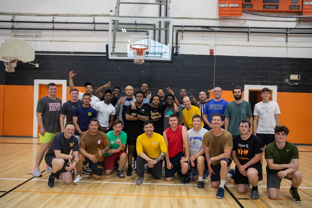 USS Oscar Austin Sailors Play Basketball Against Local High School Alumni