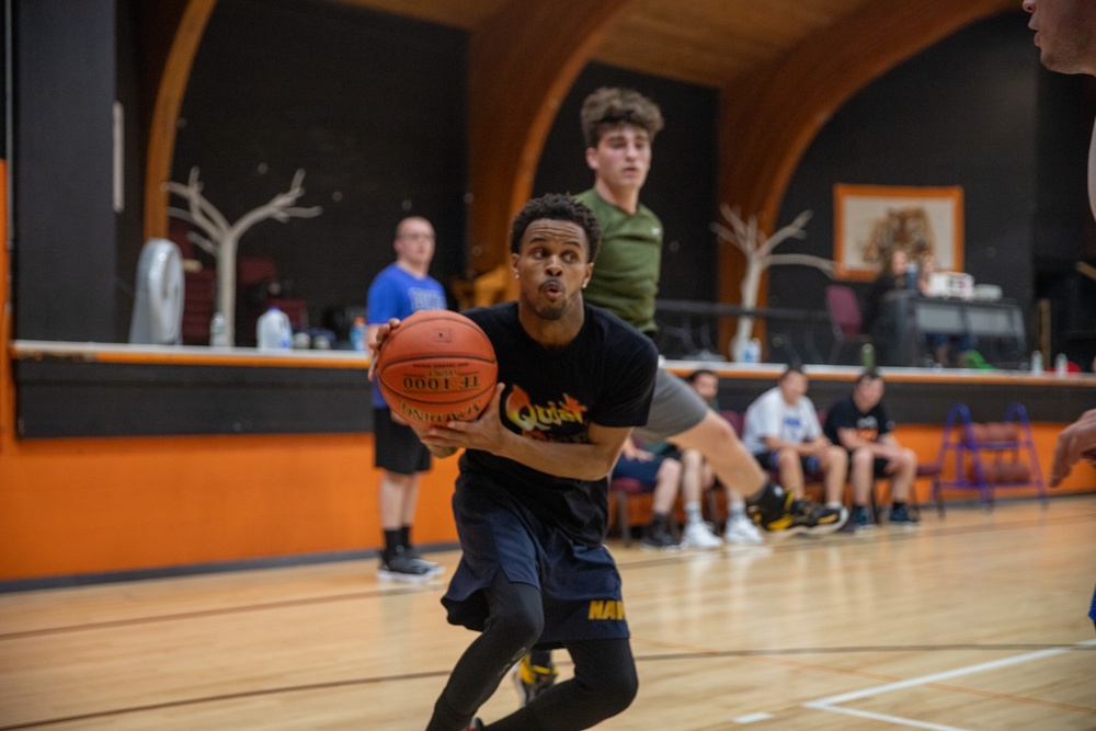 USS Oscar Austin Sailors Play Basketball Against Local High School Alumni